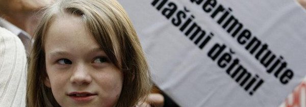 Sexuální výchova ve školách. Co je náročné téma pro dospělé, je tlačeno do dětí.