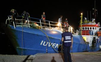 Itálie zadržela na Lampeduse loď německé neziskové organizace, která vozí do země migranty ve velkém, kvůli spolupráci s převaděči