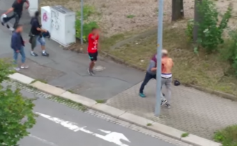 Žadatelé o azyl se zmocnili parku v malém městě, vykopli matky a děti