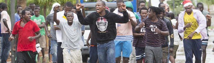 Video: Afričtí migranti vzali útokem španělské město. Prolomili hraniční plot a zranili přitom stráž