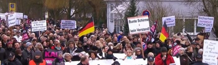 Hromadné protesty proti Merkelové a migraci se šíří po celém Německu