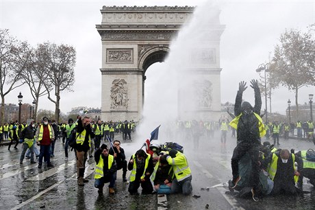 Výsledek obrázku pro nepokoje ve francii 2018 vítězný oblouk