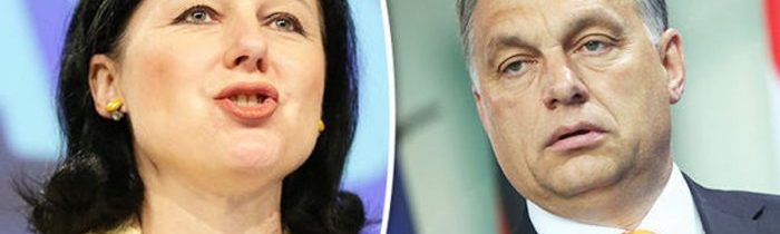 Eurokomisařka Věra Jourová čelí výzvě k okamžité rezignaci kvůli urážce Maďarska, na stole jsou dokonce i sankce Budapešti proti České republice, pokud nedojde k přijatelné omluvě! Proč Babišova eurokomisařka zaútočila v rozhovoru pro Der Spiegel na Maďarsko slovy o tamní “nemocné demokracii” a nekonzultovala to předem s českou vládou? Za celým útokem je nenáviděný maďarský zákon z roku 2017, komplikovaná role Světové banky, utajená pozice The Rothschild Bank a neziskovky George Sorose! Je to celé o odhalování původu peněz pro NGO sektor v Maďarsku!   TOP INFO!!!