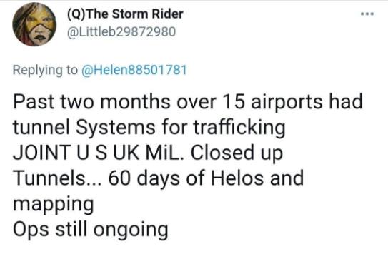 Môže ísť o snímku obrazovky z Twitteru, na ktorej je 1 osoba a text, v ktorom sa píše „(Q)The Storm Rider @Littleb29872980 Replying to @Helen88501781 Past two months over 15 airports had tunnel Systems for trafficking JOINT U S UK MiL. Closed up Tunnels... 60 days of Helos and mapping Ops still ongoing“