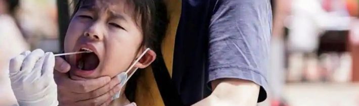 Advokátní kanceláře začaly školám radit, že špejlování školáků má probíhat za dozoru policie, pokud by rodiče dělali problémy! Tyto útoky proti rodičům dětí dovedly právníka k seznamu dobrých rad, kterými by se rodiče měli řídit od 12. dubna ve chvíli, až jejich děti nastoupí do škol! Jak postupovat, koho žalovat, jaké argumenty k ukončení protiprávní činnosti školy použít, jak chránit sebe a dítě před odběry genetického materiálu ze strany školy proti vaší vůli! Právník našel celou řadu postupů, jak bránit zdraví a ústavní právo dítěte!