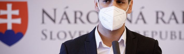 Herák, obvinený aj zo zneužívania detí, pozastavil členstvo v klube OĽaNO