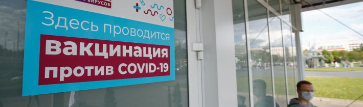 Total Control: Jen několik hodin po oznámení Moskvy, že zahajuje povinné očkování 60% zaměstnanců ve veřejném sektoru, se k podobné myšlence připojil i slovenský ministr zdravotnictví! Dobrovolné očkování na sílu prý nezabralo, a tak je lidi potřeba očkovat násilně, proti jejich vůli, jenom ta lidská práva tomu zatím brání! V Moskvě odmítnutí jehly znamená neplacené volno po dobu 30 dnů a poté vyhazov z práce! Evropská agentura pro leteckou bezpečnost vydala nové doporučení, aby letadly mohli volně cestovat jen očkovaní a vyléčení cestující! Všichni ostatní se budou muset trvale testovat a podstupovat karantény!
