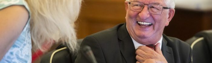 Spolitizovaná slovenská Súdna rada na čele s kriminálnikom Mazákom, na politickú objednávku pozastavila výkon funkcie statočnému sudcovi Miľanovi. „Previnil“ sa nenosením rúška. Tým, že sa presne riadil ústavou SR, ktorá koaličnému gangu a súdnej mafii prekáža