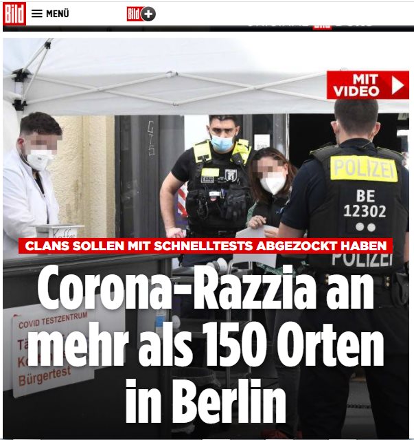 Na obrázku môže byť 1 osoba a text, v ktorom sa píše „MENÜ MIT VIDEO POLIZEI BE 12302 CLANS SOLLEN MIT SCHNELLTESTS ABGEZOCKT HABEN Corona Razzia an rULIZCI COVID mehr TESTZENTRUM als 150 Orten in Berlin“