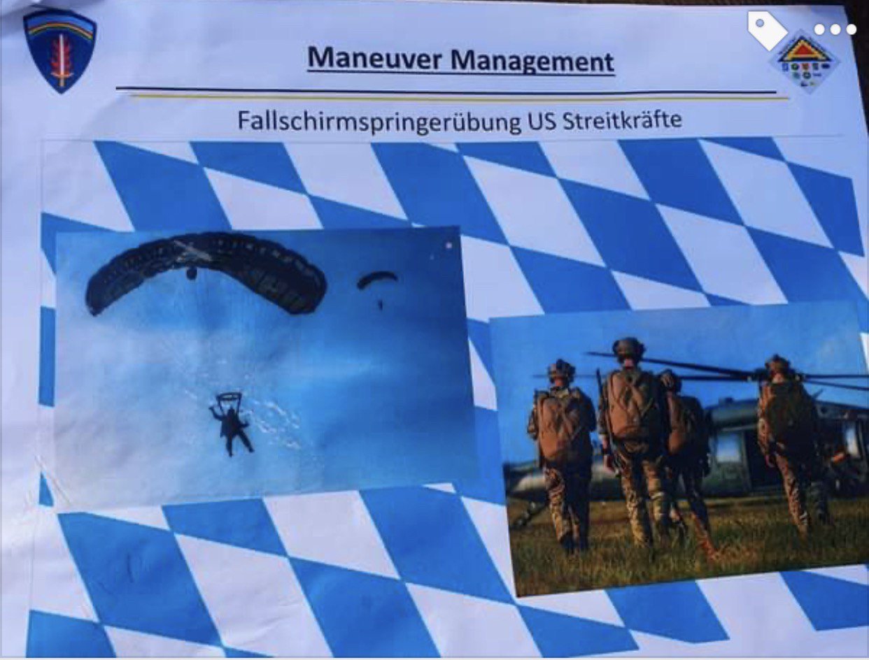 Na obrázku môže byť 2 ľudia a text, v ktorom sa píše „Maneuver Management Fallschirmspringerübung Fallschirmspr US Streitkräfte“