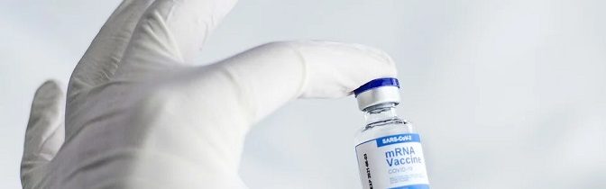 Varianta Omicron poprvé zjištěna u čtyř osob, které byly plně očkovány