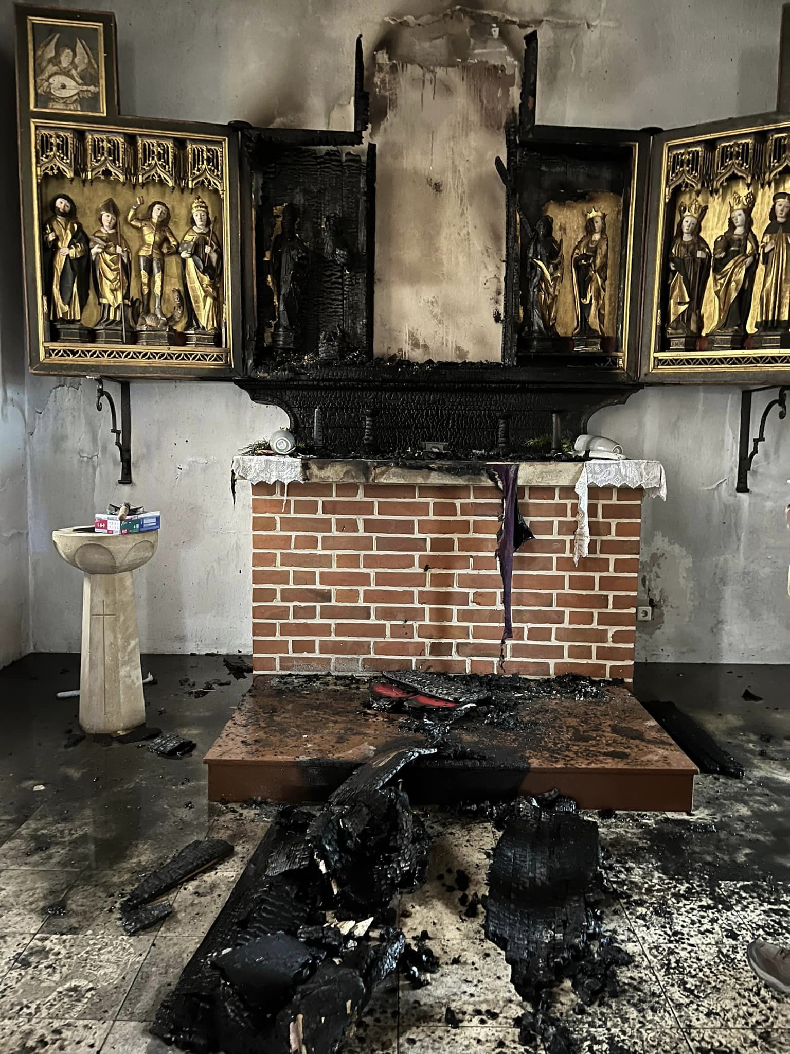Vyhořelý kulturně a historicky cenný okřídlený oltář v Rudolstadtu-Volkstedtu padl za oběť plamenům