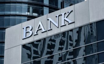 Banky vydělávají z války nejvíc, svými úvěry financují zadlužování států