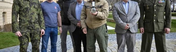 Armádní Česko. Generálové mohou vše, premiér mlčí a ministryně se v tom koupe