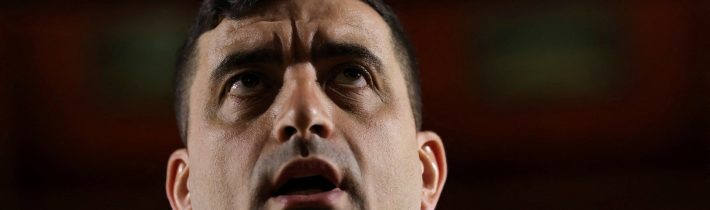 Pravicový politik George Simion vedie v prieskumoch pred prezidentskými voľbami v Rumunsku