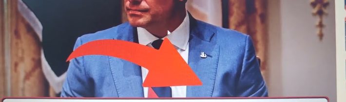 Ministr obrany USA Pete Hegseth „nosí ruskou vlajku na svém oblečení“? Je to „útočný vzkaz podpory?