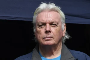 Sjednocené lidstvo je vlk, rozdělené je stádo ovcí – David Icke na demonstraci proti digitální identitě (video)