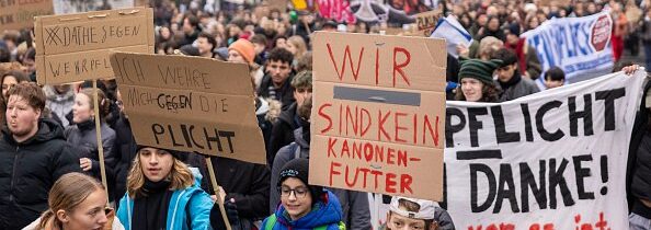 V Európe sa konajú protesty proti brannej povinnosti