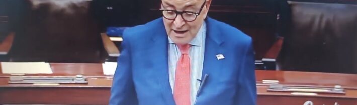 „Již žádné krále“; demokraté sledovali projev britského krále Karla; Nancy Pelosiová se usmívala…