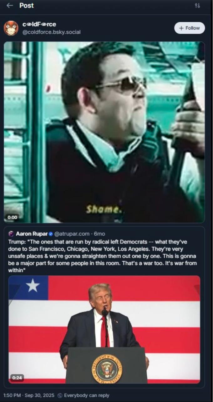 Muž se slunečními brýlemi s nesouhlasným výrazem na veřejnosti, s textem "Hanba" a politickou diskuzí v pozadí.