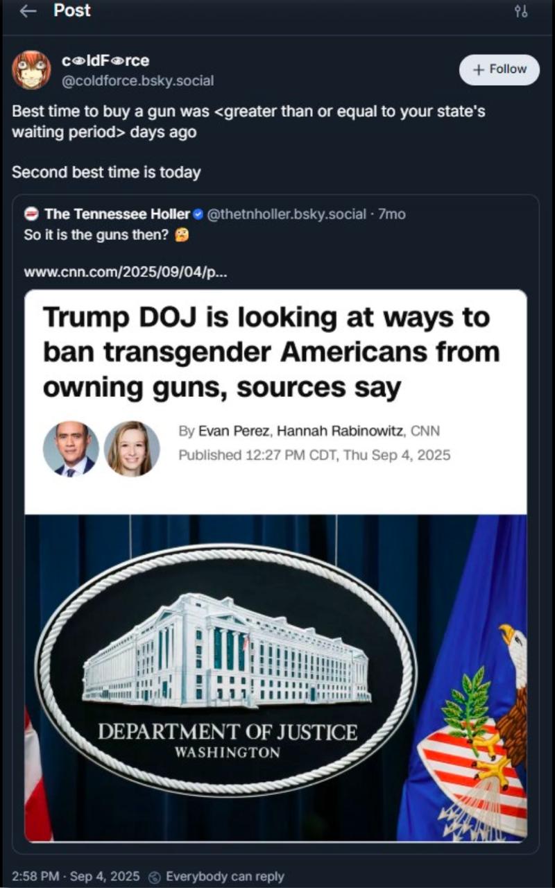 Pečeť Ministerstva spravedlnosti USA vyvěšená na pultu během tiskové konference, zdůrazňující diskuse o regulacích vlastnictví zbraní.