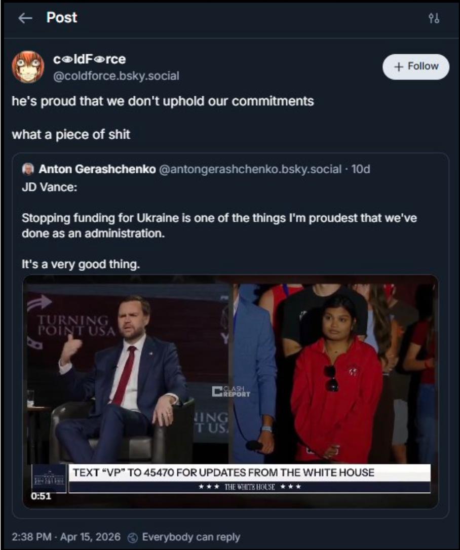 Obrázek politické diskuse s JD Vancem, který mluví o financování Ukrajiny na akci Turning Point USA, s diváky v pozadí.