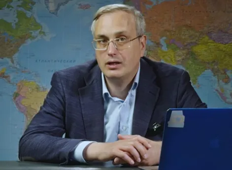 Alexej Piľko - portrét v pracovni s mapou za chrbátom