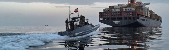 FT: Irán používa „moskytiu flotilu“ na kontrolu Hormuzského prielivu