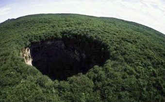 Tento dron vletěl do Melovy díry a to, co zachytil, děsí celý svět