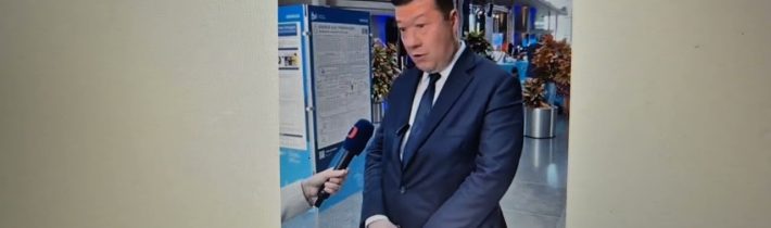 Tomio Okamura „dal ochutnat vlastní polívčičku“ České televizi na konferenci strany AfD v Berlíně…