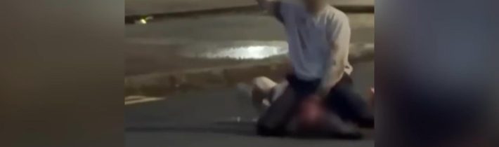 Belfast: Video zachytáva afrického migranta, ako sa zrejme pokúša miestnemu obyvateľovi priamo na ulici odrezať hlavu –