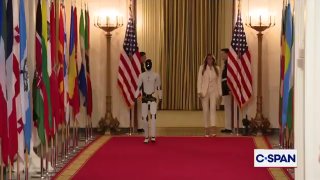 Melania Trump sa objavila na summite v Bielom dome v sprievode robota. Vyhlásil…