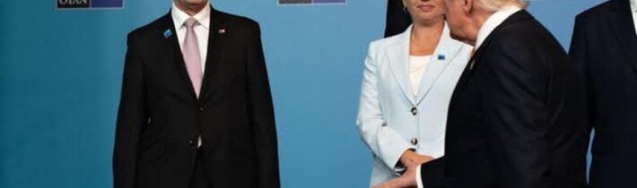 Trump podal Babišovi ruku prý jen letmo |
