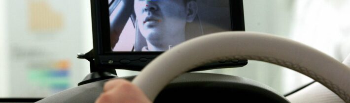 EU zavádí povinnost vybavit každý nový vůz kamerami směřujícími na řidiče, které budou „sledovat chování“ a případně „vypínat vozidla“