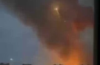 Po tom, čo Rusi zasiahli raketový závod v Kyjeve, rakety explodovali a náhodne …