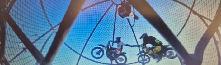 „NASKAKUJE HUSÍ KŮŽE!“: motory burácí při prvním velkém moto-festivalu „Piter“ v ruském Petrohradu.