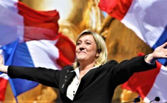 Francie nemůže financovat Ukrajinu "bez jakékoli oplátky", říká francouzský krajně pravicový lídr Jordan Bardella