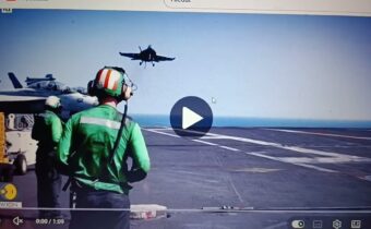 Dva letci vojenského námořnictva USA se katapultovali během přistávání na letadlovou loď Eisenhower.