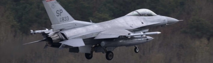 Co se stalo s americkou F-16 v Německu? Pilot se katapultoval, okolnosti jsou nejasné