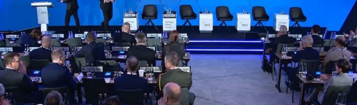 Babiš a Fico během jediného dne spustili poplach, že Evropa a celý svět kráčí k branám pekla, celoevropskému konfliktu a III. světové válce! Oba premiéři varovali před militarizací průmyslu Evropy! Babiš se ptal, že to budeme místo aut vyrábět tanky? Fico po schůzce V4 zděšením ani nespal!