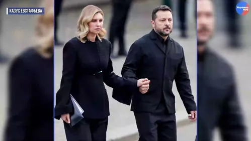 Volodymyr Zelenskyj a Olena Zelenská v čiernom držiac sa za ruky