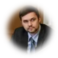 Portrét muža v tmavom obleku a modrej kravate