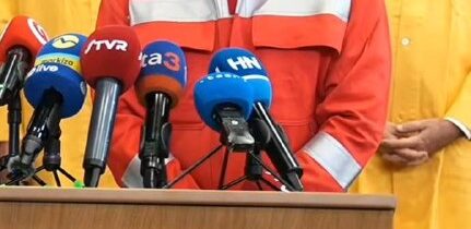 Jaro Haščák spolu s Ficom a Tarabom na jednej tlačovke. Mišo, nádych, výdychdých…