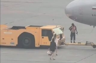 Dve dievčatá meškali na let vo Šeremeťevo a pokúsili sa dobehnúť lietadlo, keď h…