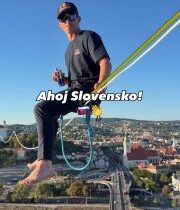 • Estónsky športovec Jaan Roose bude zajtra celý deň kráčať sto metrov nad Dunaj…