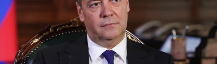 Dmitrij Medvedev: „Kyjevskí klauni“ a Západ sa pokúsili narušiť ruské voľby
