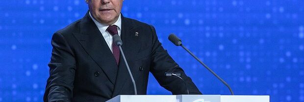Medvedev odpovedal Sikorskému: Poľsko vždy prehrávalo s Ruskom