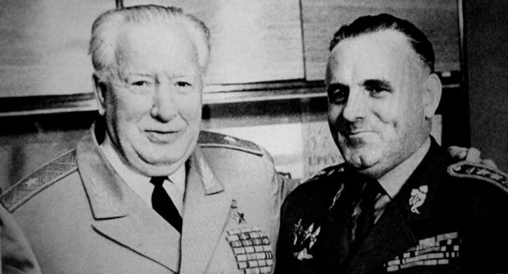 Čiernobiela fotografia prezidenta Ludvíka Svobodu v uniforme s ďalším dôstojníkom.