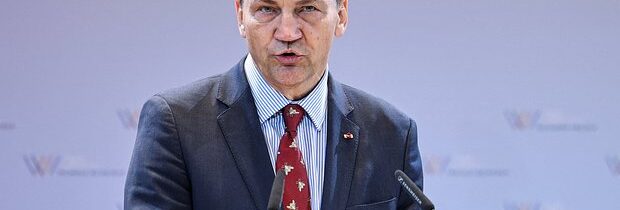 Scott Ritter označil poľského ministra zahraničných vecí za šialenca