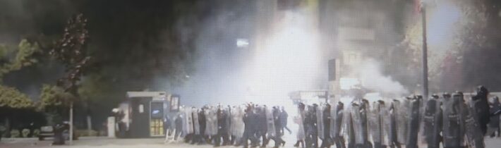 Chaos po protestech v Kosovu! Slzný plyn/násilí po jednání soudu v Prištině o válečných zločinech..